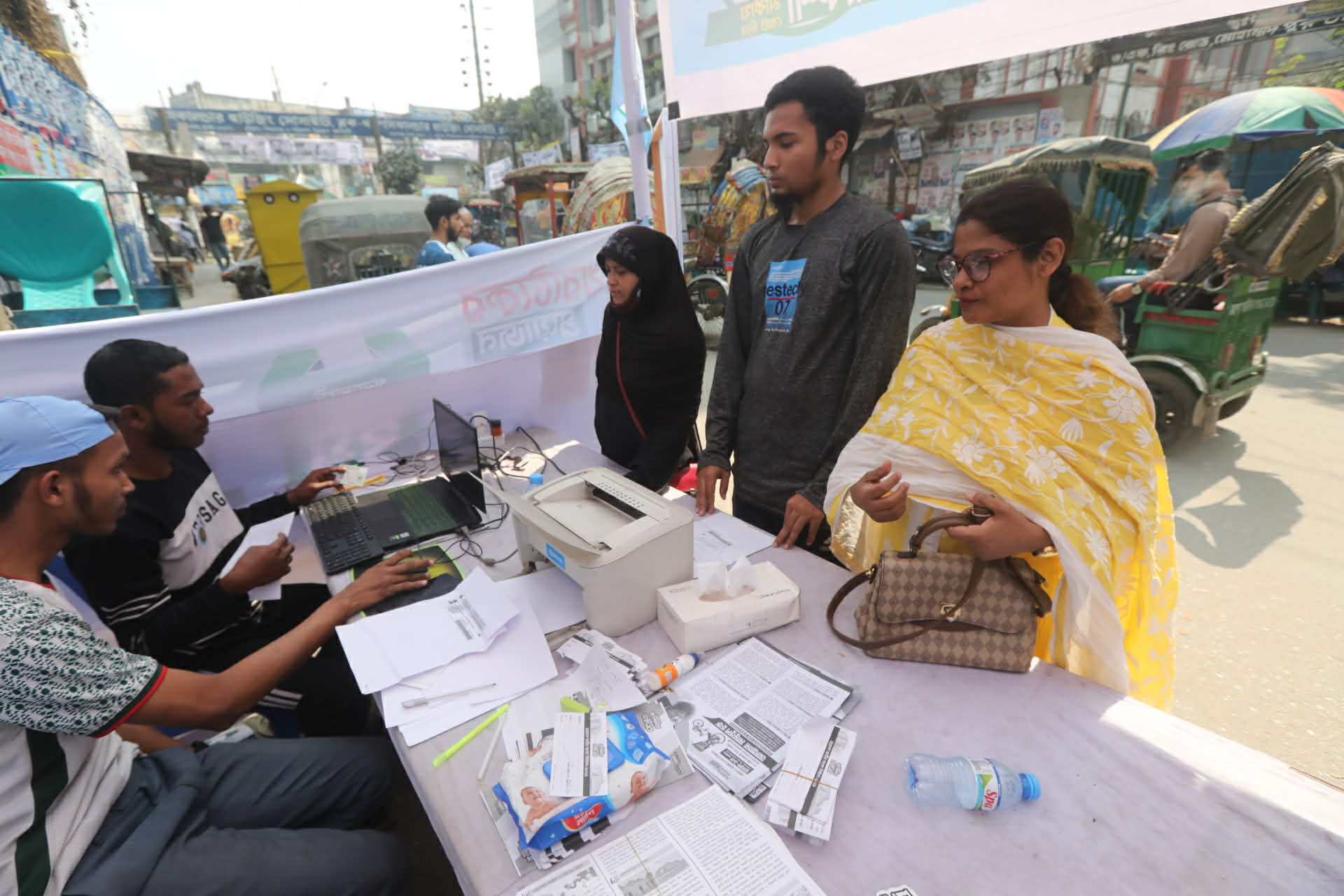 ঢাকার অলিগলিতে ভোট উৎসব