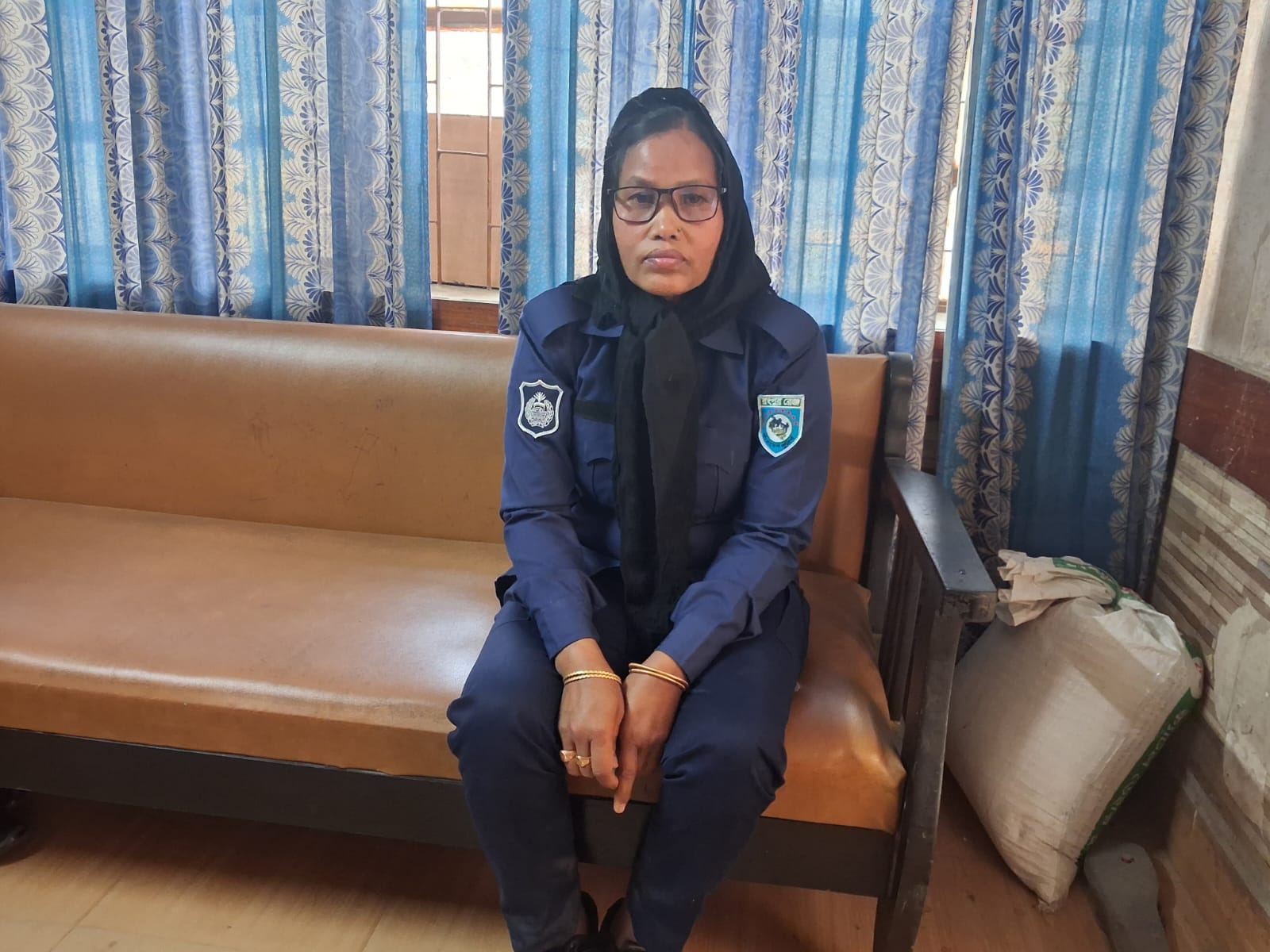 লালমনিরহাটে ভোটকেন্দ্র এলাকায় পুলিশের পোশাক পরা নারী আটক