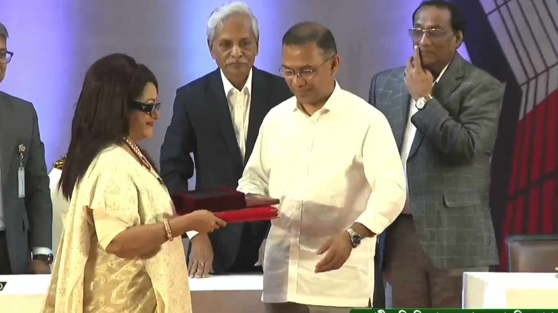 ৯ বিশিষ্ট ব্যক্তি ও ব্যান্ড ওয়ারফেজকে একুশে পদক দিলেন প্রধানমন্ত্রী