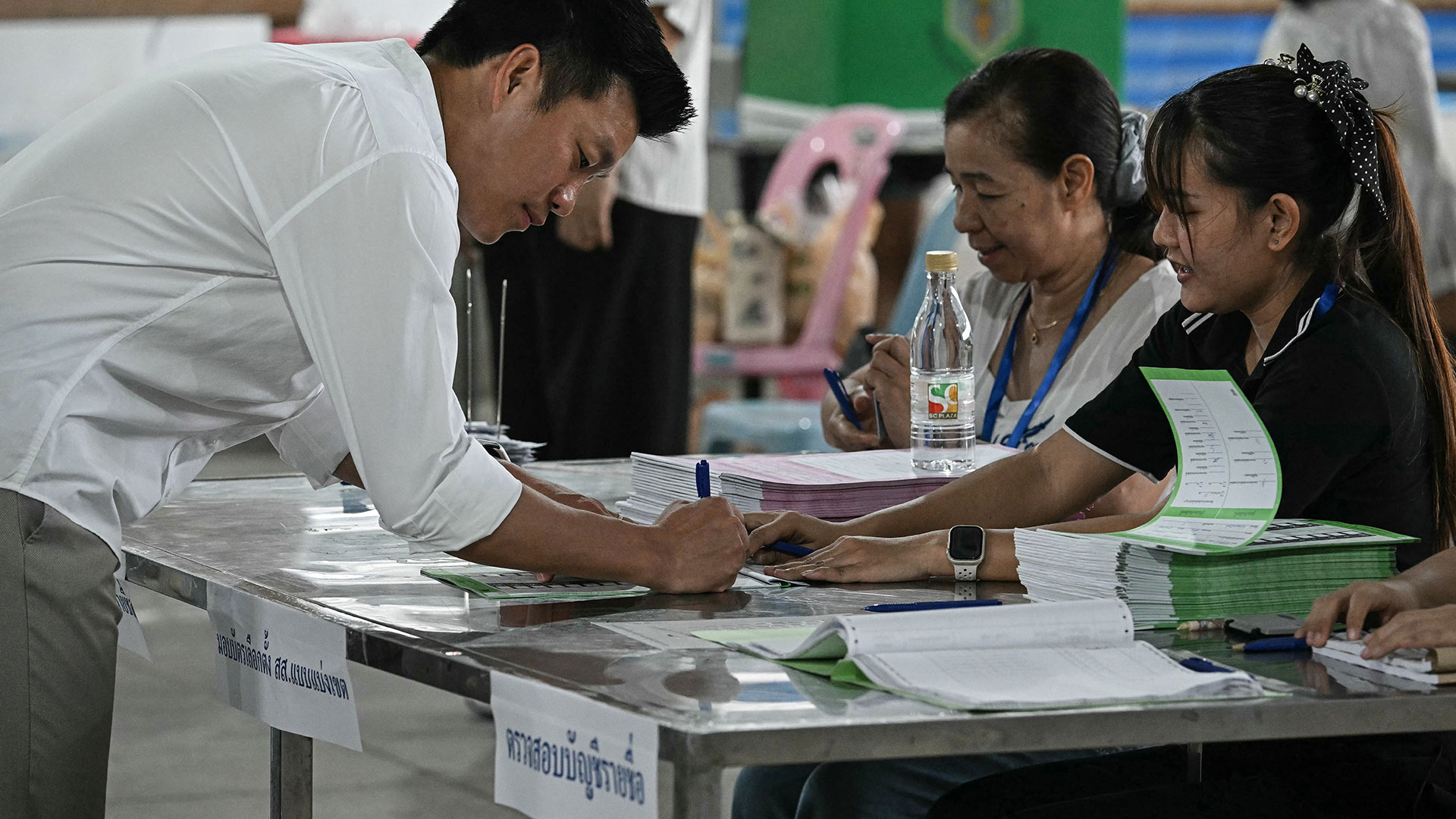 থাইল্যান্ডে সাধারণ নির্বাচনের সঙ্গে গণভোটও চলছে আজ