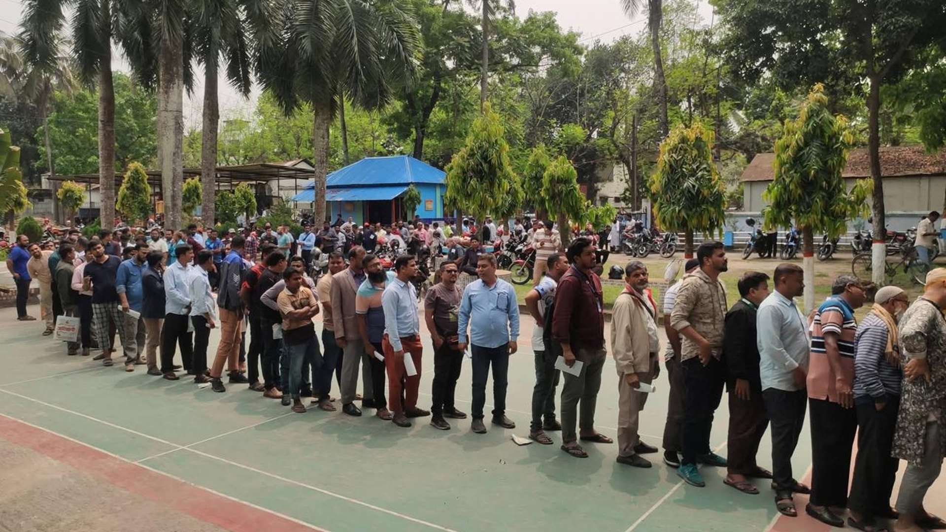 ঠাকুরগাঁওয়ে ‘ফুয়েল কার্ড’ নিতে দীর্ঘ লাইন, ভোগান্তি