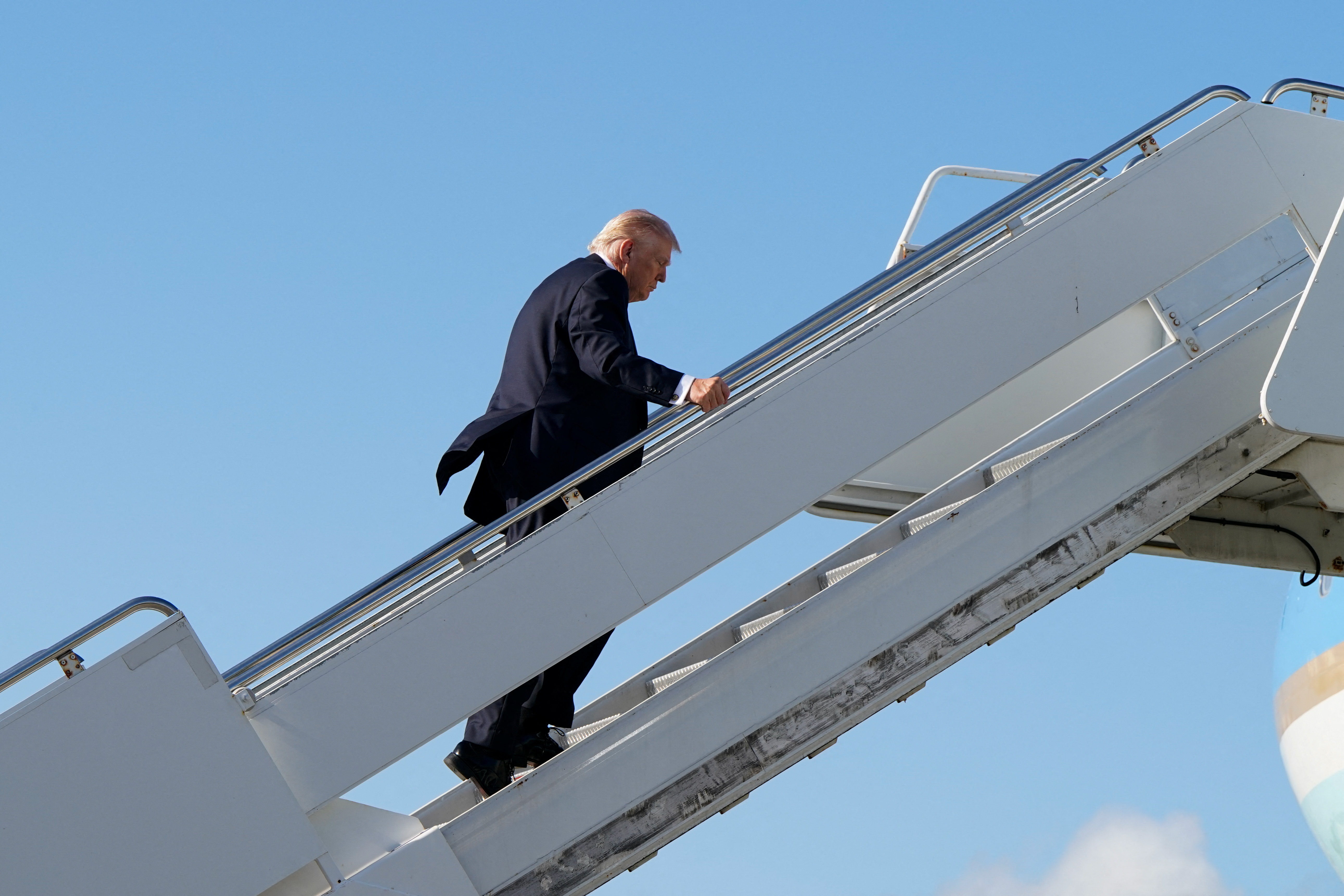 ইরানে হামলা চালিয়ে নিজ দেশে জনপ্রিয়তা হারালেন ট্রাম্প