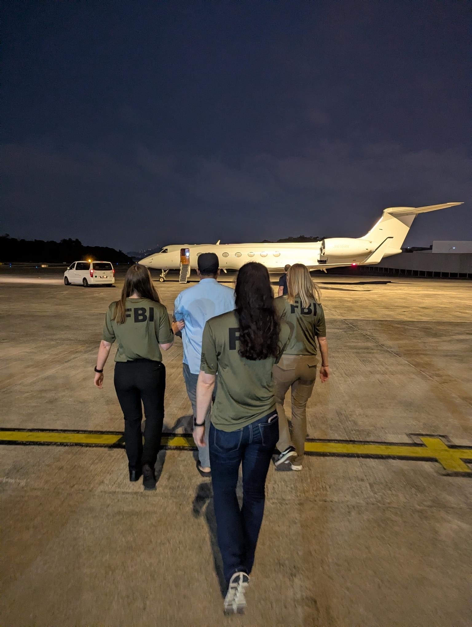 মালয়েশিয়া থেকে বাংলাদেশিকে গ্রেপ্তারের পর যুক্তরাষ্ট্রে নিয়ে গেল এফবিআই