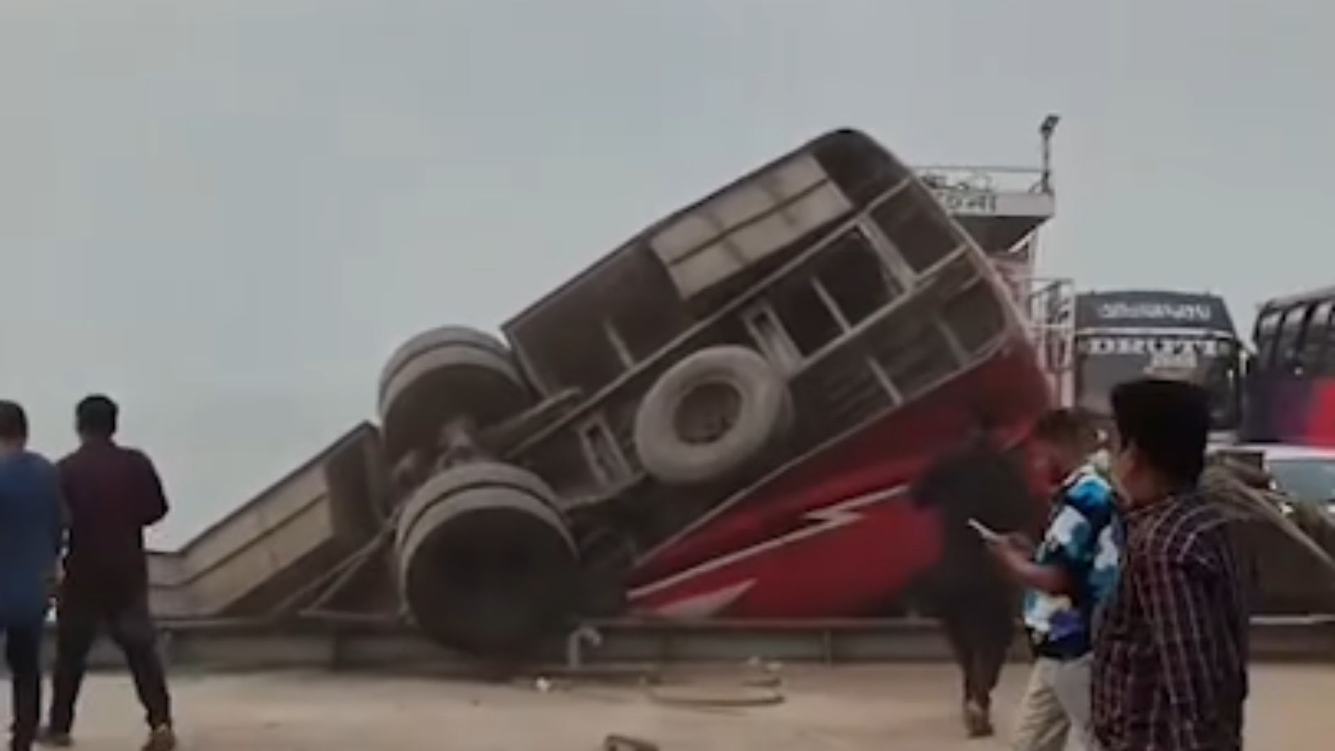 দৌলতদিয়ায় ফেরিতে উঠতে গিয়ে বাস নদীতে, হতাহতের শঙ্কা