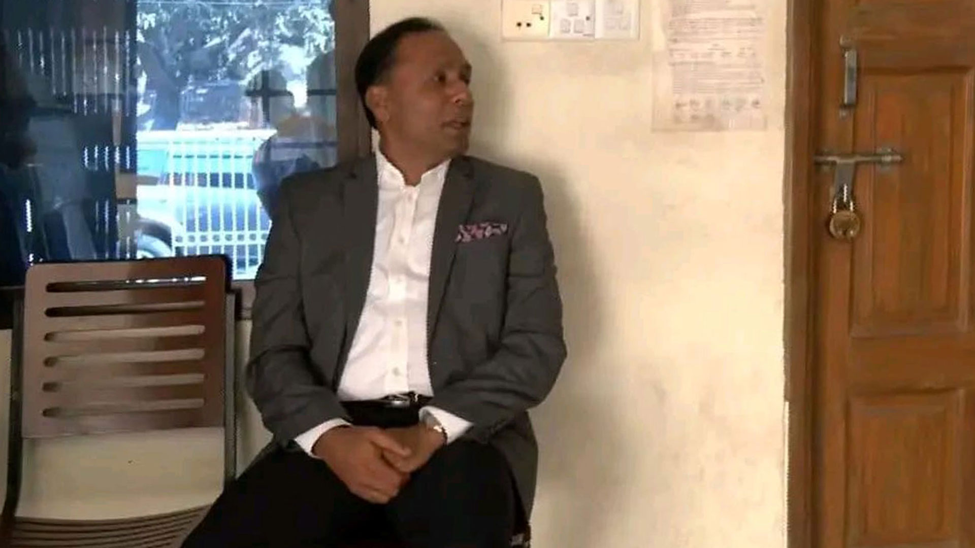 ভূমি অফিসের বারান্দায় বসে প্রতিমন্ত্রীর অপেক্ষা, সময়মতো আসেননি কর্মকর্তারা