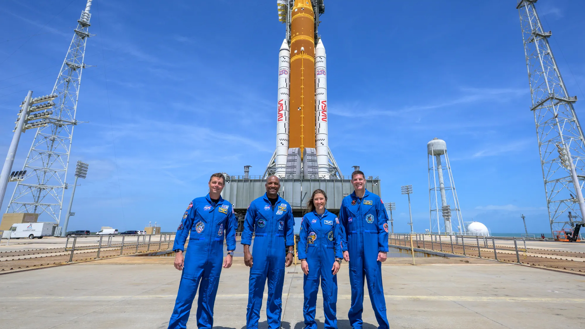চন্দ্রাভিযানে গেলেও চাঁদে নামবেন না নভোচারীরা, কেন