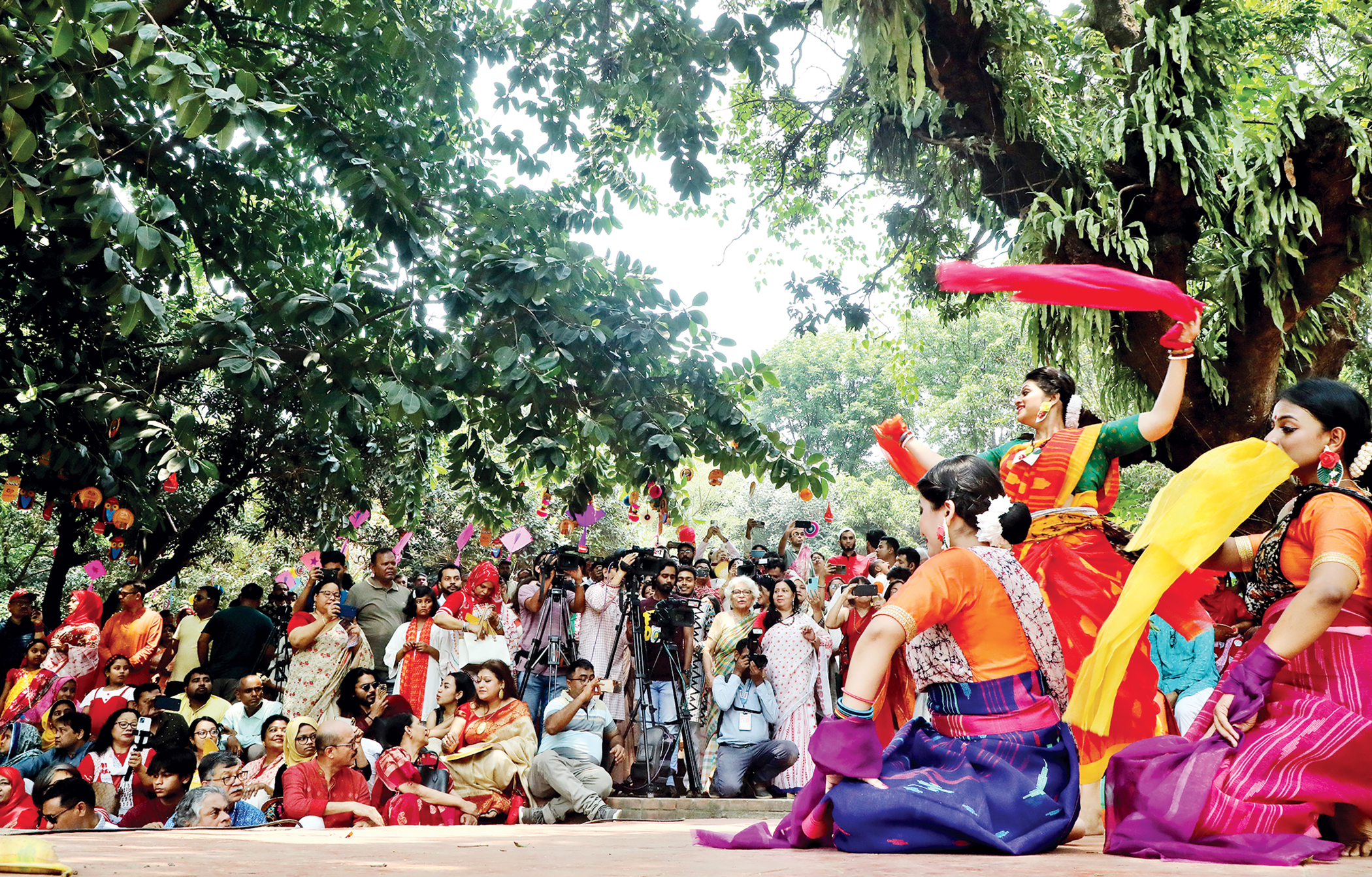 পহেলা বৈশাখে কেন এত লাল-সাদার ছড়াছড়ি?