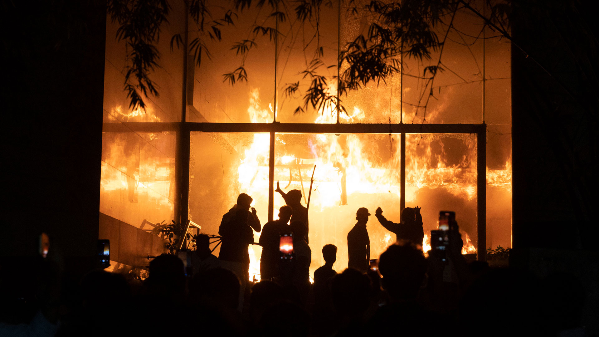 মুক্ত গণমাধ্যমে আগুন দিলে পুড়ে যায় গণতন্ত্রও