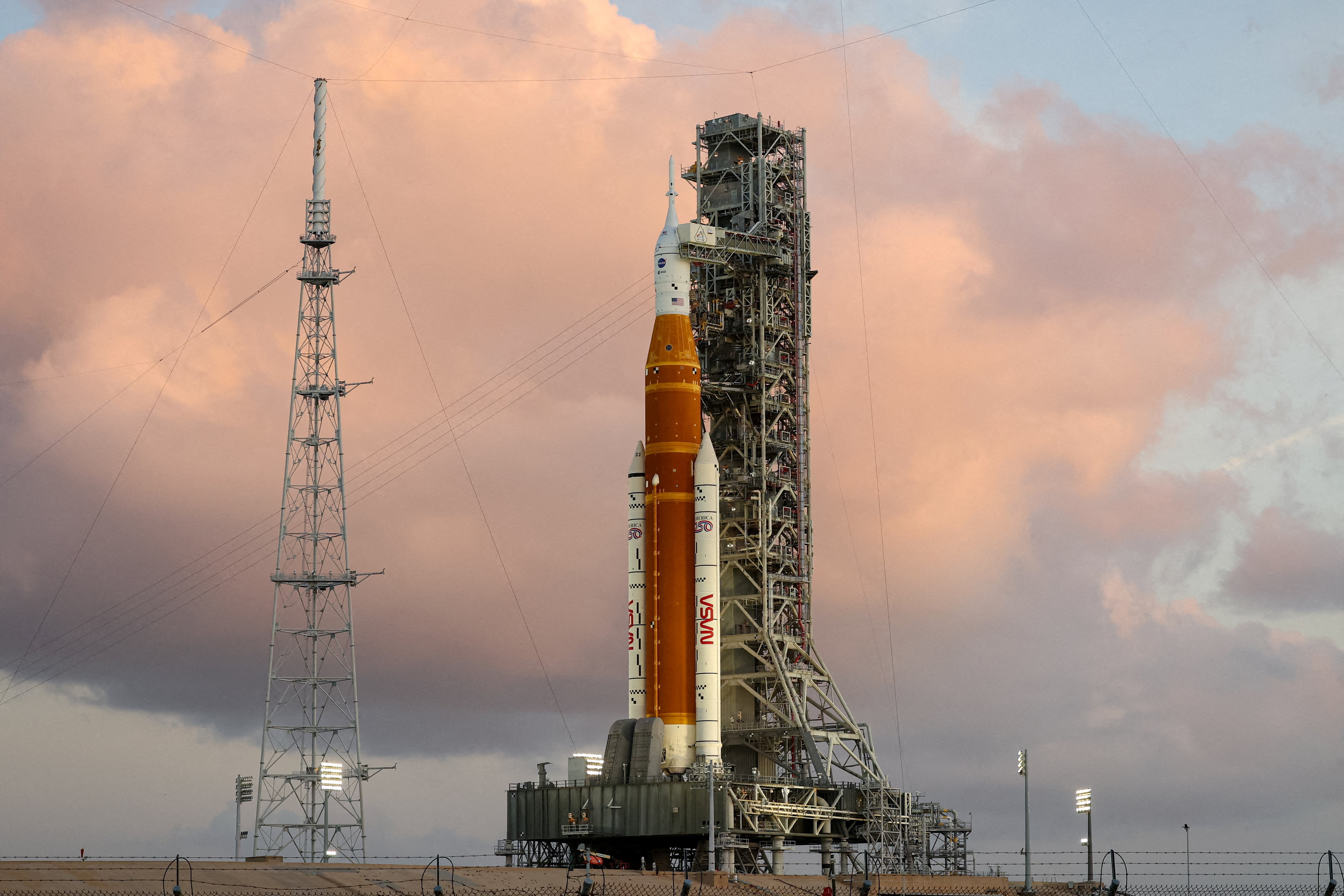 ৫৩ বছর পর আজ ঐতিহাসিক চন্দ্রাভিযানে ৪ নভোচারী