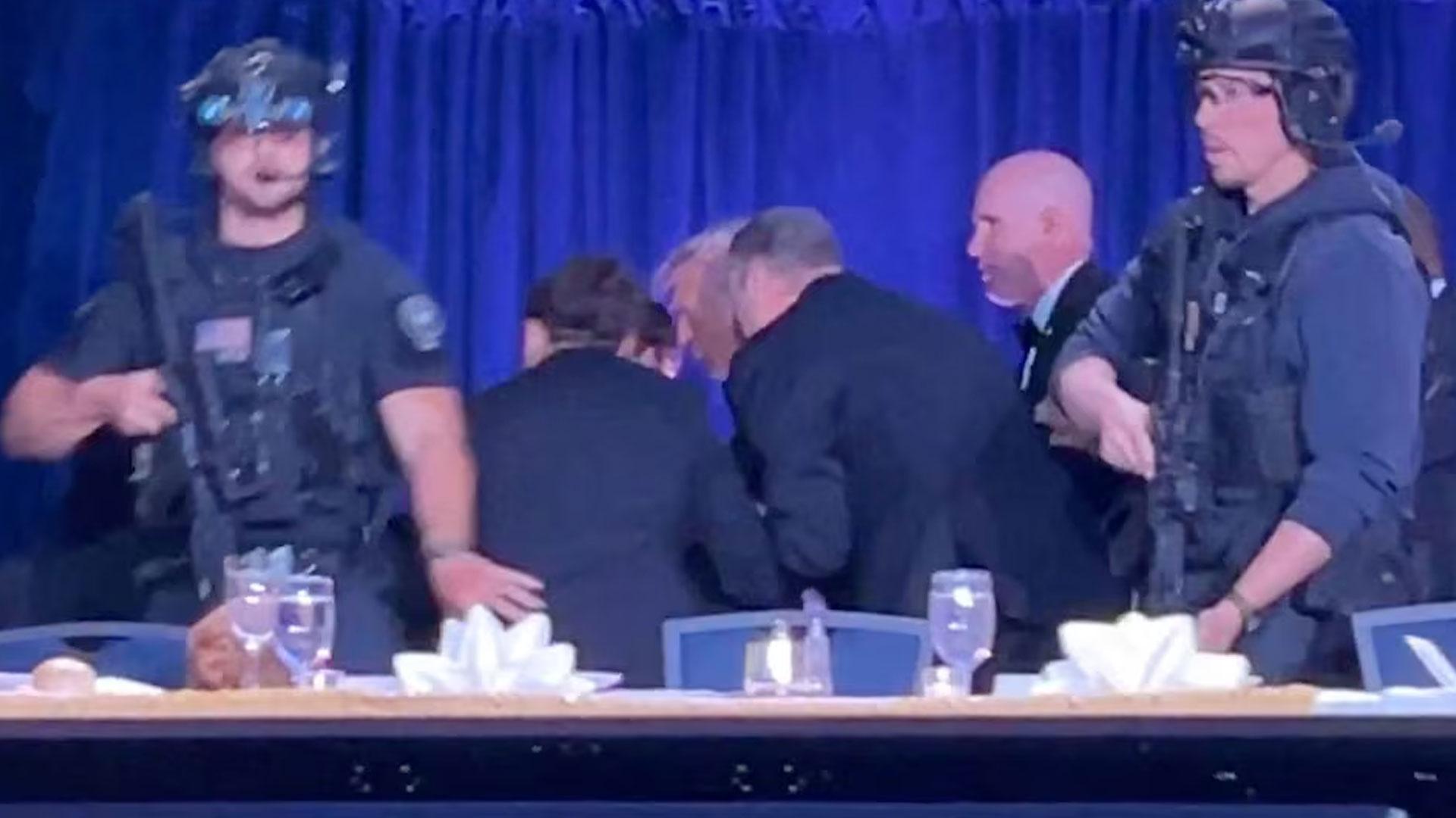 সাংবাদিকদের সঙ্গে নৈশভোজে গুলির শব্দ, সরিয়ে নেওয়া হলো ট্রাম্পকে