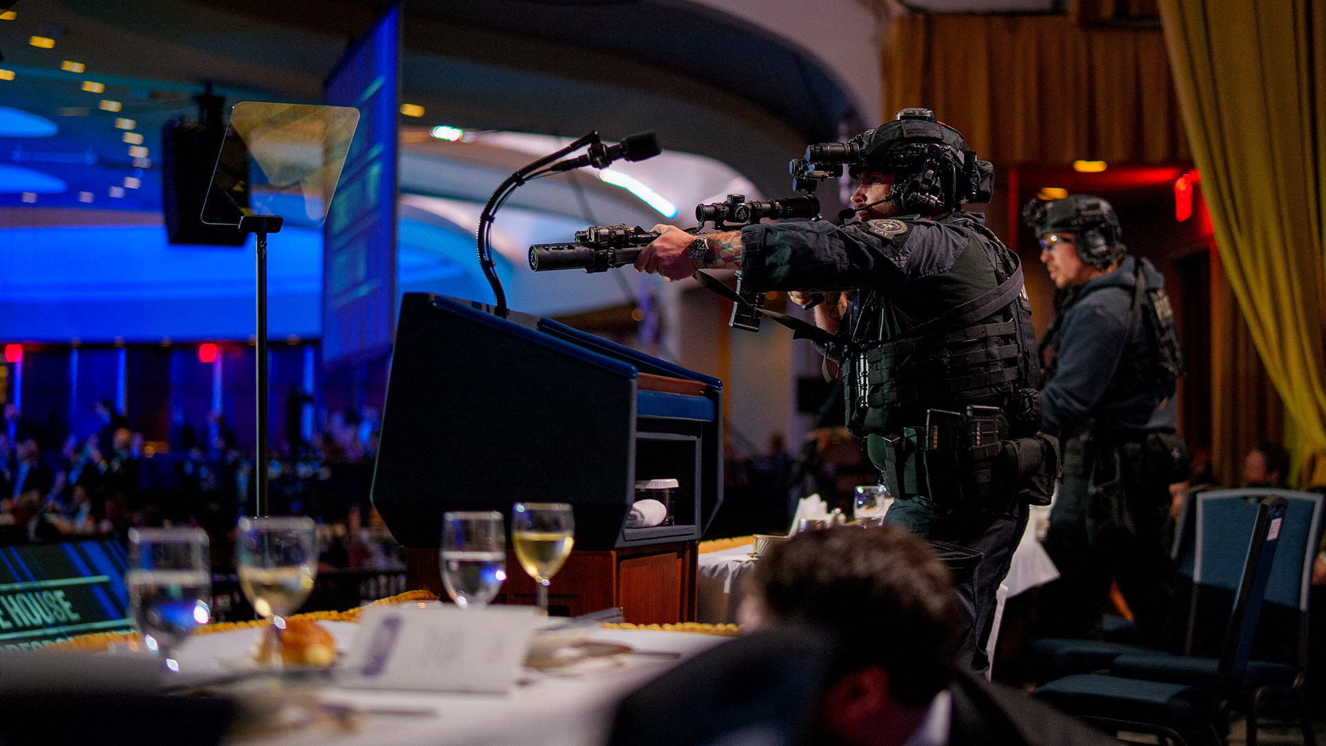 মার্কিন প্রেসিডেন্ট বিপদে পড়লে যেভাবে সুরক্ষা দেয় সিক্রেট সার্ভিস