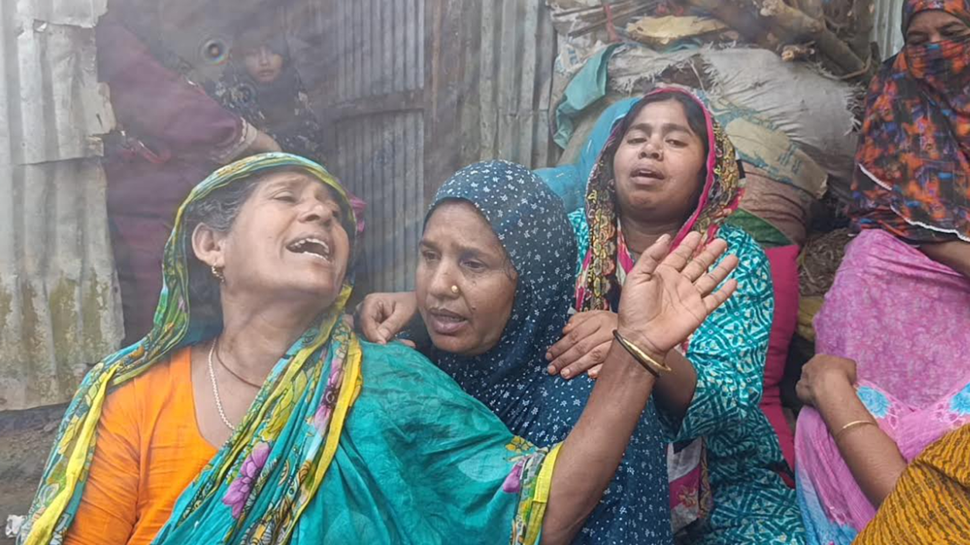 পাশাপাশি কবরে চিরনিদ্রায় মা-মেয়েসহ ৫ জন