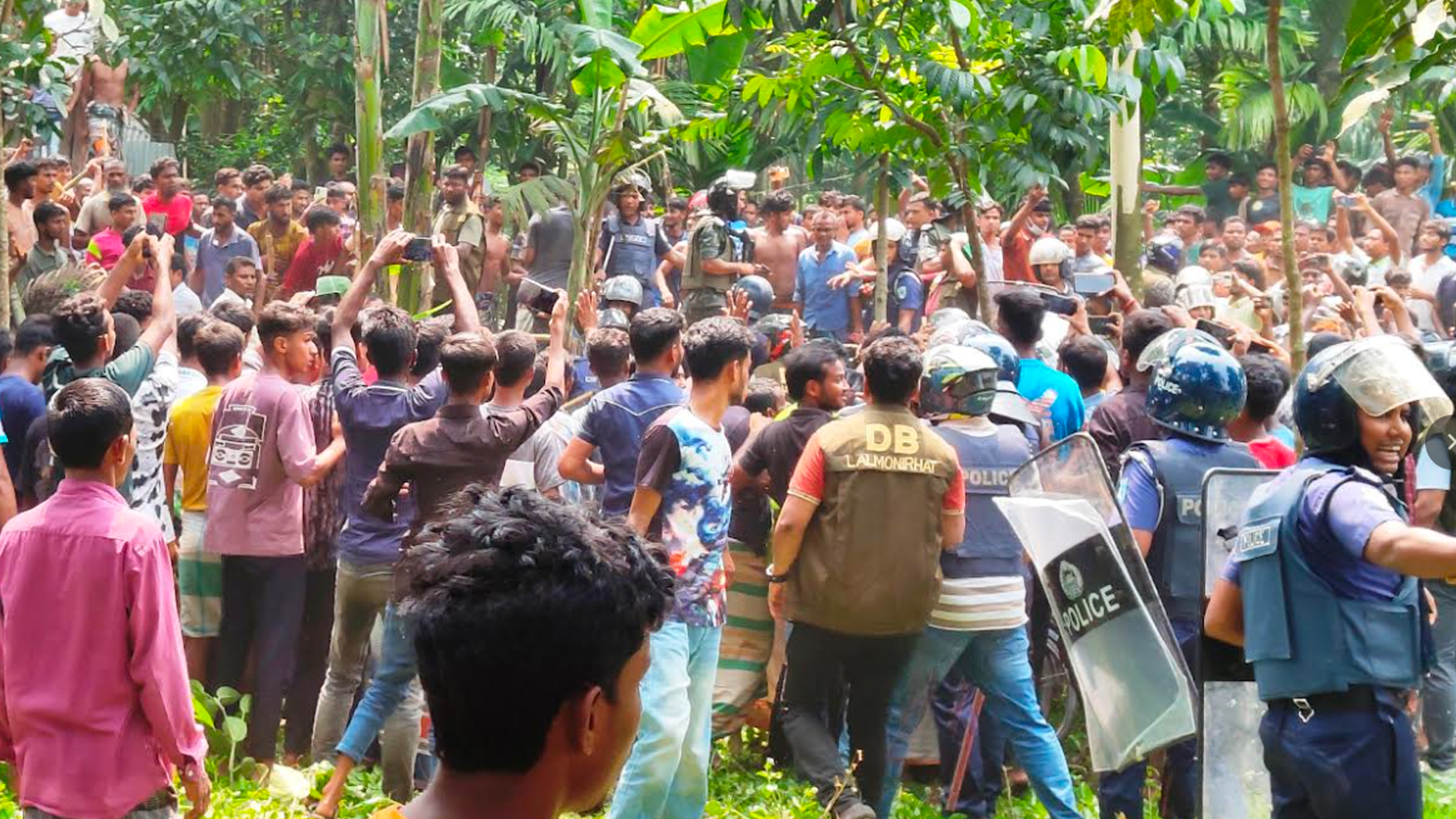 শিশু হত্যায় অভিযুক্তকে ছিনিয়ে নিতে পুলিশের সঙ্গে সংঘর্ষ, ডিসি-এসপিসহ আহত ১৮