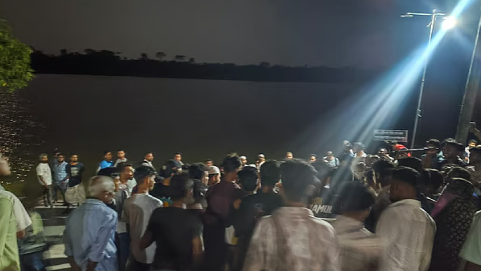 বাগেরহাটে খান জাহান আলী মাজারের দিঘিতে কুমিরের আক্রমণে নিখোঁজ শিশুর মরদেহ উদ্ধার