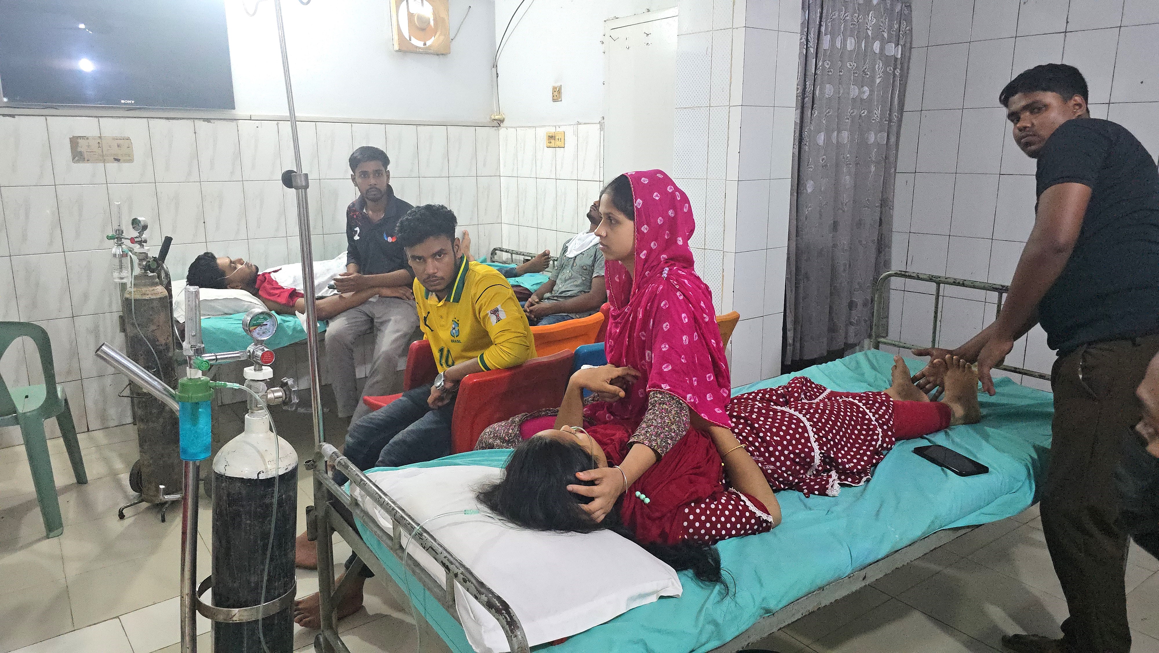 আশুলিয়ায় কয়েকটি পোশাক কারখানায় শ্রমিক হঠাৎ অসুস্থ, তদন্তে কমিটি
