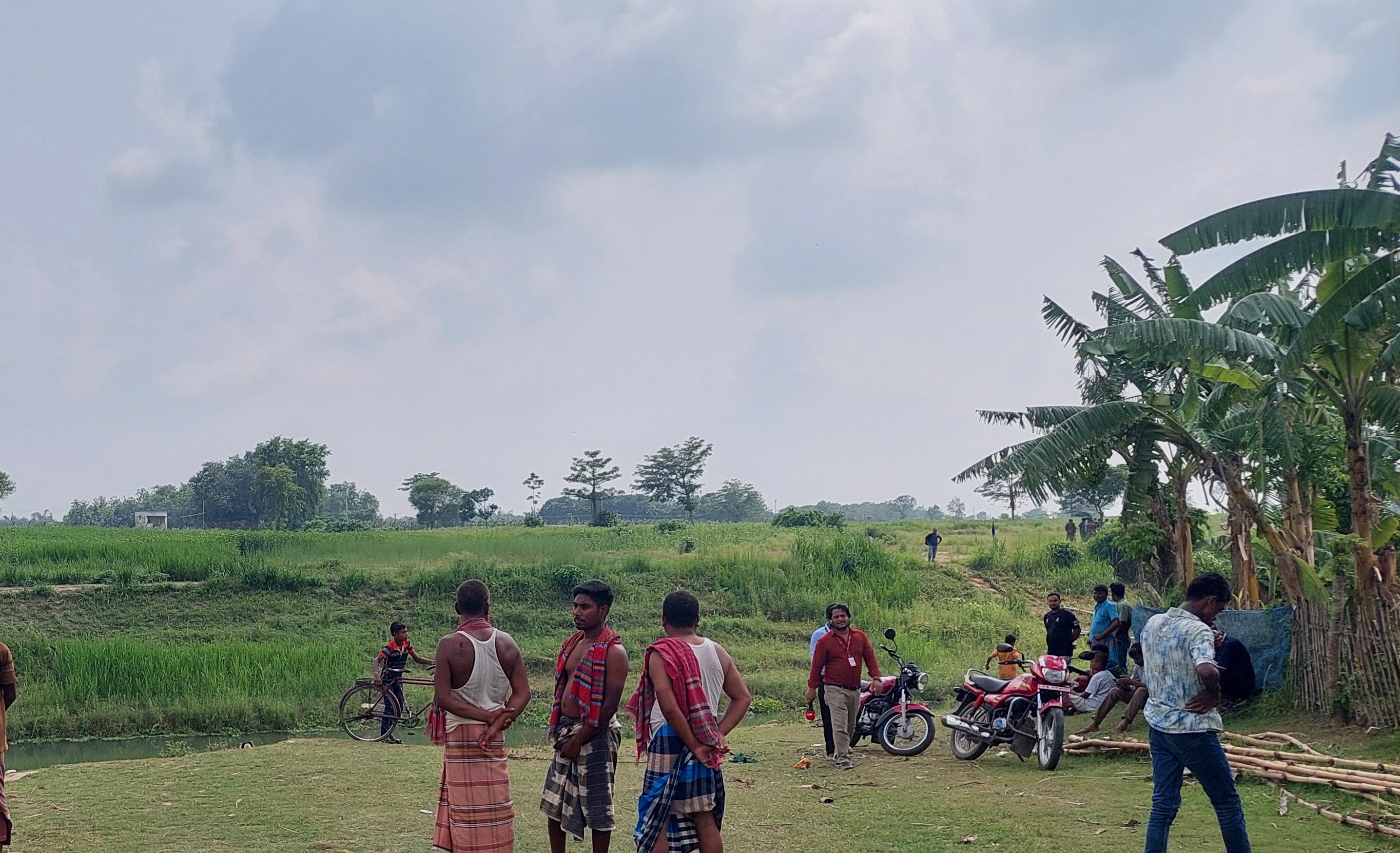 সীমান্তের শূন্যরেখায় তপ্ত দিনের পর অনিশ্চিত রাত কাটবে ১২ জনের, পতাকা বৈঠক কাল