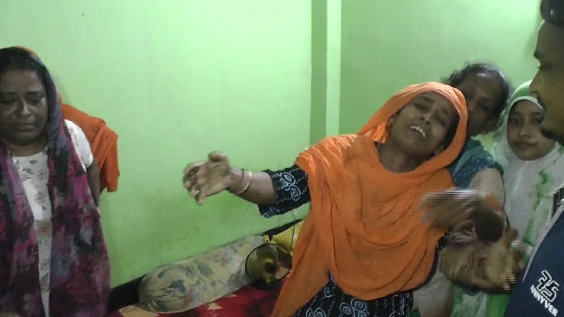 বাসা থেকে তুলে নিয়ে ছিনতাইকারী আখ্যা দিয়ে যুবককে পিটিয়ে হত্যা