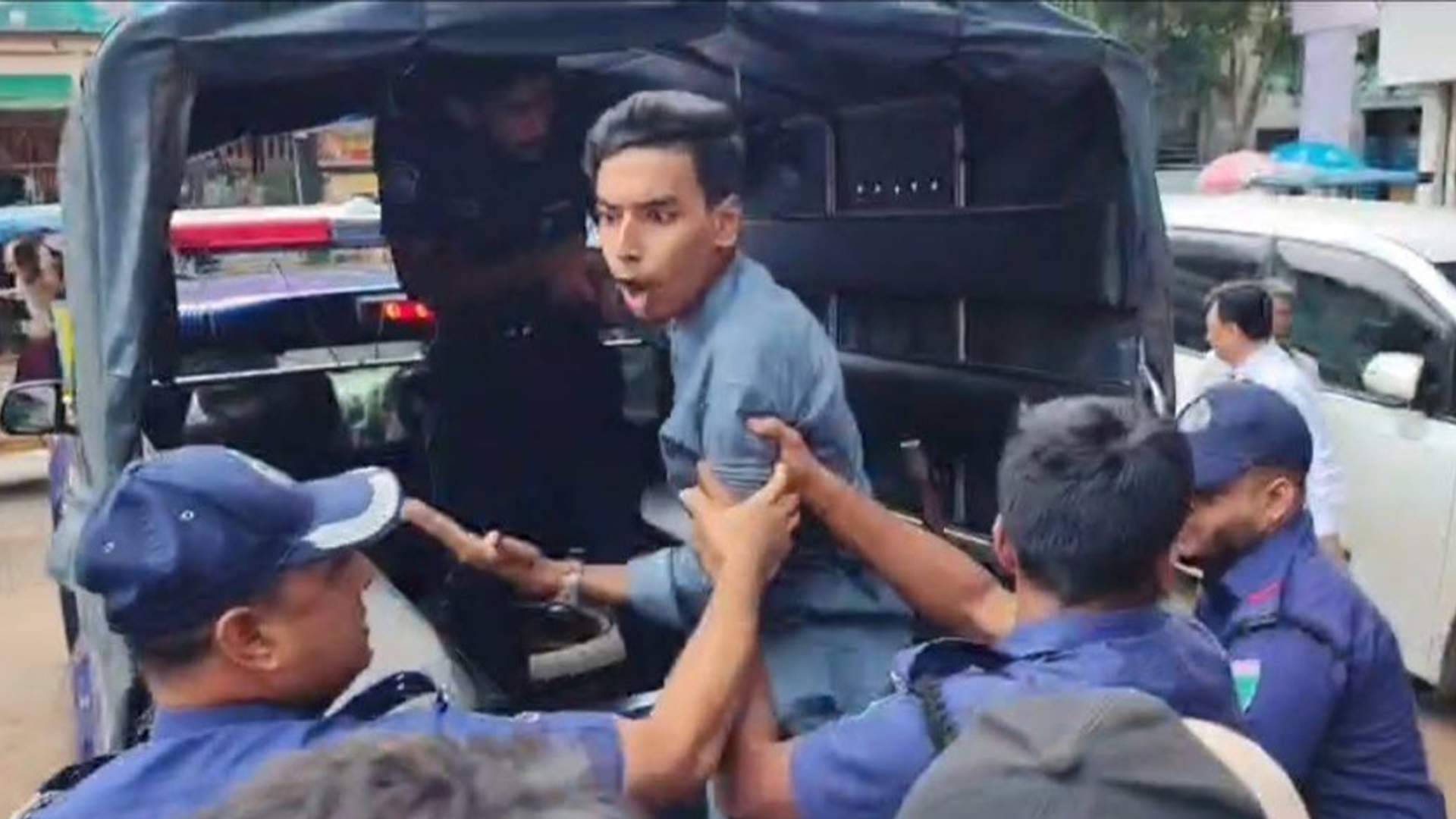 হবিগঞ্জে মিছিলের প্রস্তুতিকালে বৈষম্যবিরোধী নেতা মাহদীসহ আটক ৩