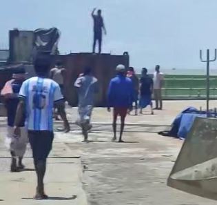 সীতাকুণ্ডে জাহাজ ভাঙার কাজ চলাকালে ‘বিষাক্ত গ্যাসে’ মৃত্যু বেড়ে ৯