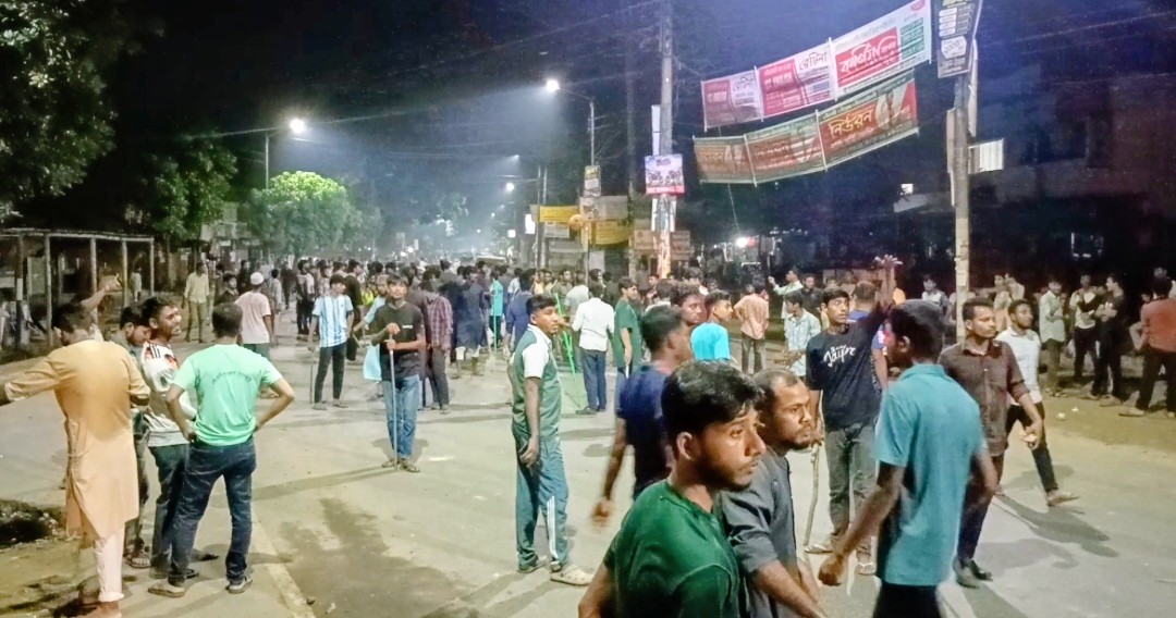 বেরোবিতে দণ্ডিত যুদ্ধাপরাধীদের ছবির ব্যানার নিয়ে ছাত্রদল-শিবির সংঘর্ষ