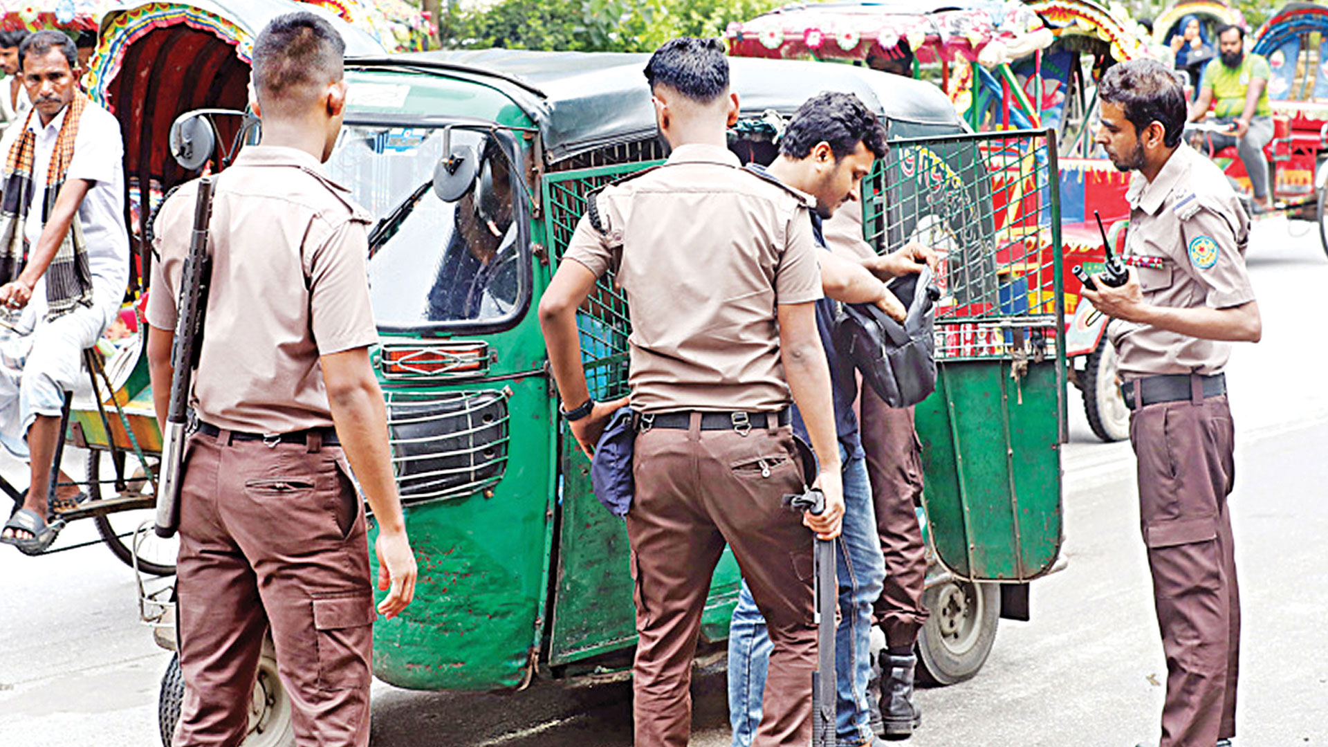 মাঠপর্যায়ে দ্বিধায় পুলিশ: ‘ঊর্ধ্বতনরা কি আমাদের রক্ষা করবেন?’
