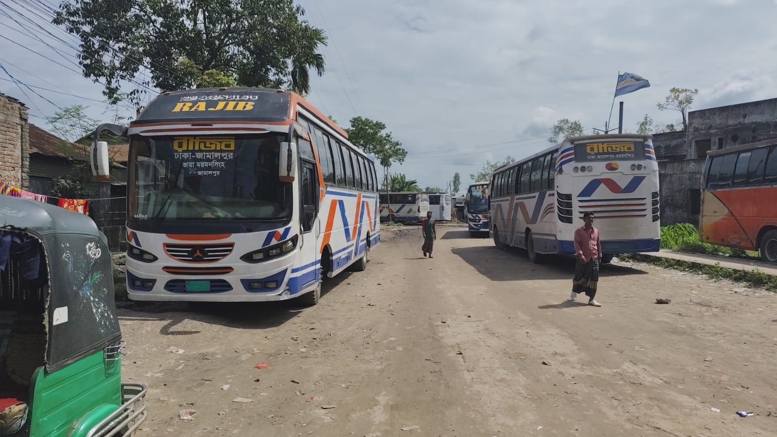 নিরাপত্তার দাবিতে ঢাকা-জামালপুর রুটে বাস চলাচল বন্ধ, ভোগান্তিতে যাত্রীরা
