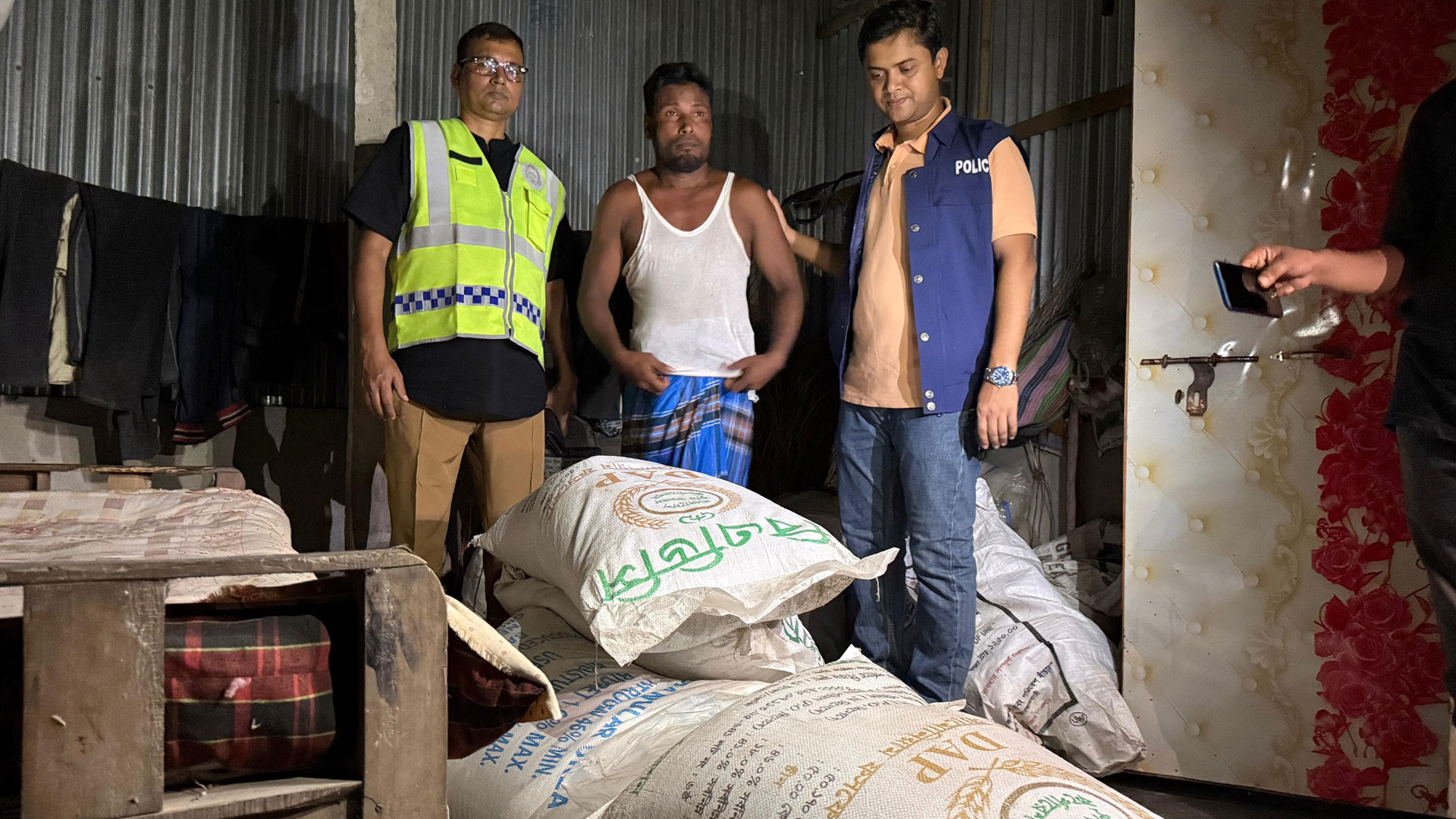 কুড়িগ্রামে ২১৫০ কেজি সার উদ্ধার, অবৈধ মজুতের অপরাধে দুজনকে লাখ টাকা জরিমানা