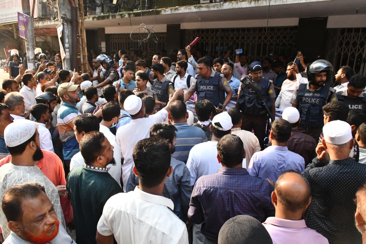 ইসলামী ব্যাংকের সামনে চাকরিচ্যুতদের সঙ্গে গ্রাহক ফোরামের সংঘর্ষ, আহত অর্ধশত