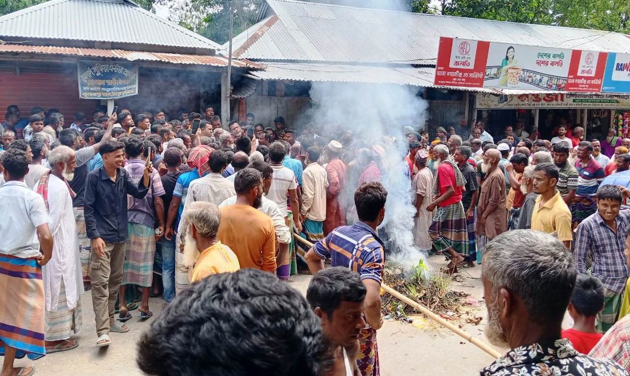 কুড়িগ্রামে সারের দাবিতে সড়ক অবরোধ, পরে বিতরণ শুরু