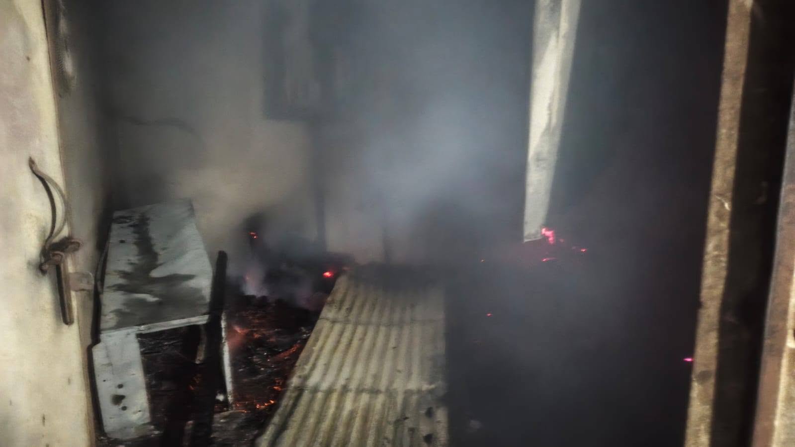 গাজীপুরে আগুনে পুড়ল গার্মেন্টস শ্রমিকদের ৪২টি ঘর