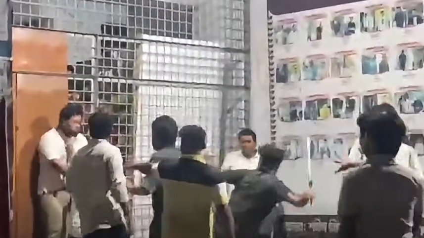 কোনো দলের কাছেই কি সাংবাদিকরা নিরাপদ?