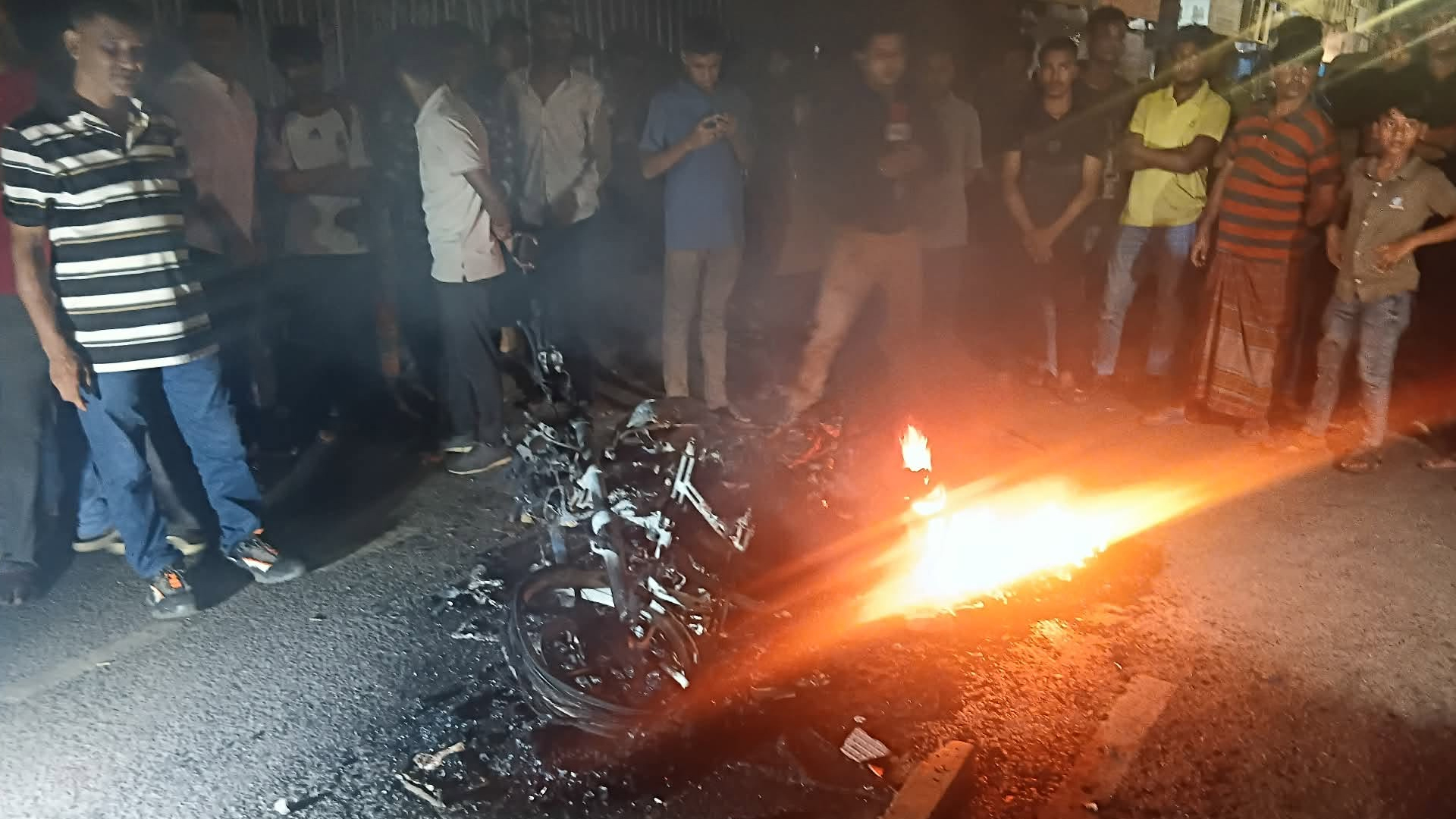 বাংলামোটরে যুবকের মাথায় আঘাতের পর ফাঁকা গুলি, মোটরসাইকেলে আগুন