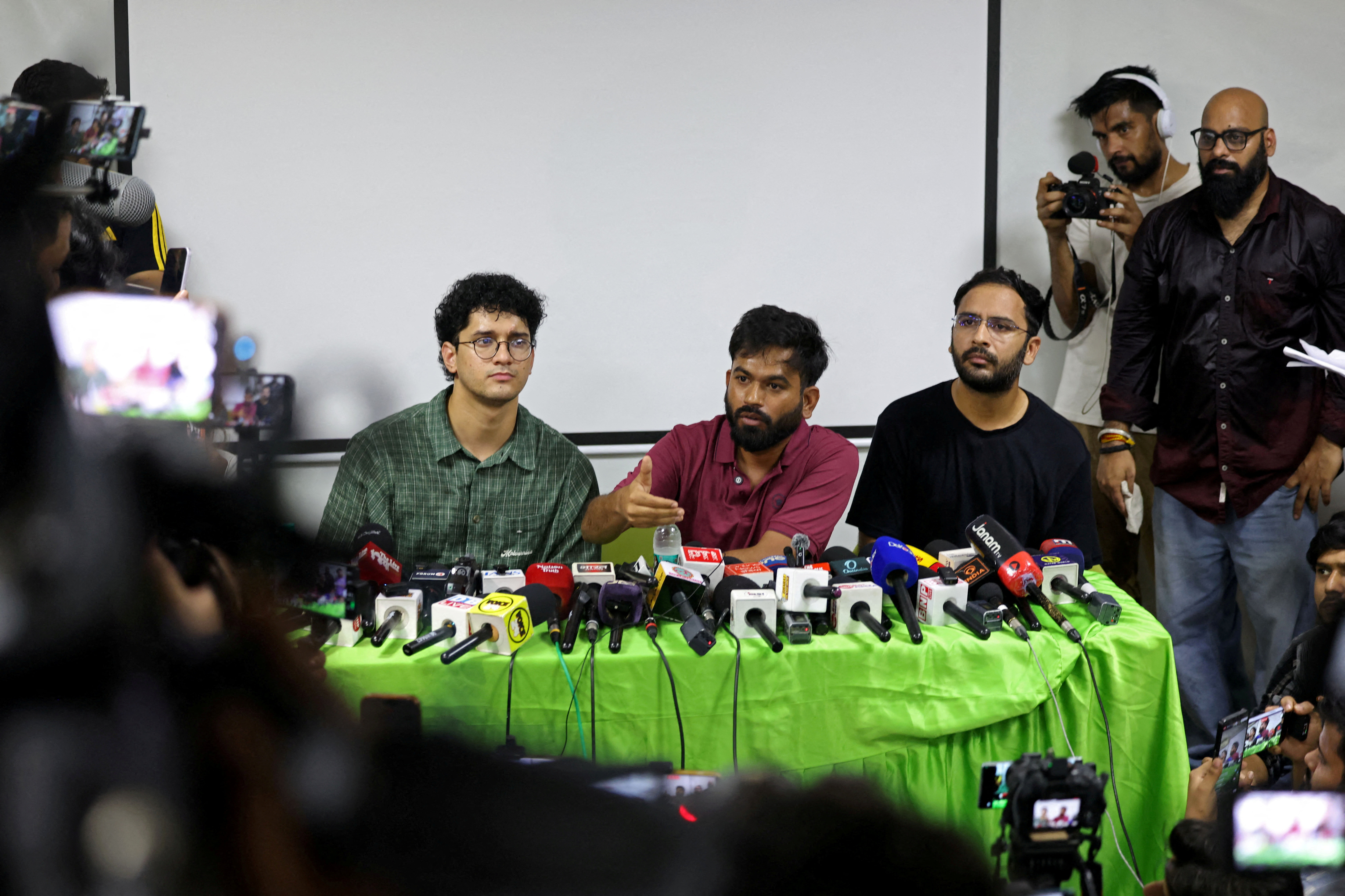 ককরোচ প্রধান দীপকেসহ শীর্ষ নেতাদের নেওয়া হলো অজ্ঞাত স্থানে