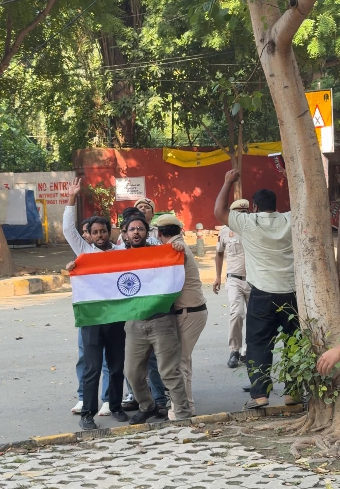 ককরোচ নেতা সৌরভ দাস, আশুতোষ রাঙ্কা ও অজিঙ্কা শিন্ডে আটক