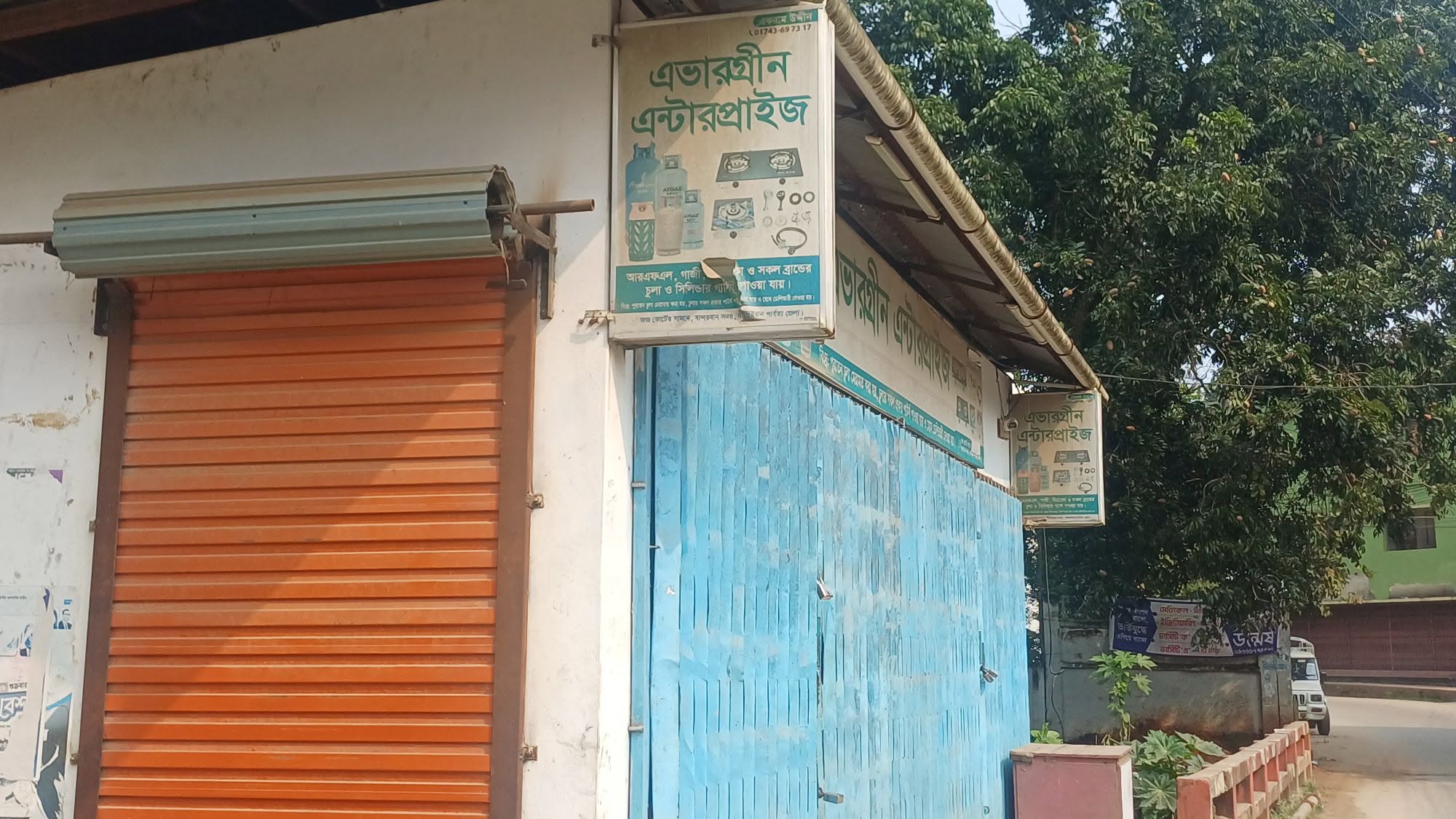 বান্দরবানে ১২ কেজির এলপিজি বিক্রি হচ্ছে ৩৫০০ টাকায়