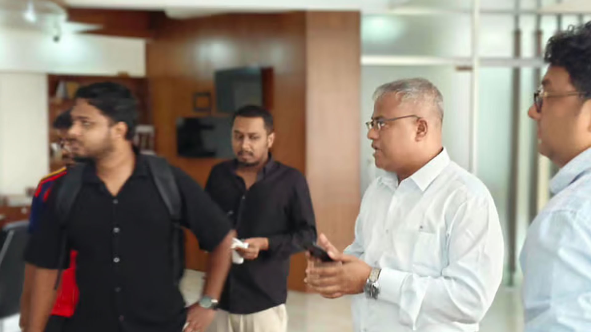 চুয়েট শাটডাউন: ‘তালা ভেঙে’ নিজ দপ্তরে প্রবেশ করলেন নতুন উপাচার্য