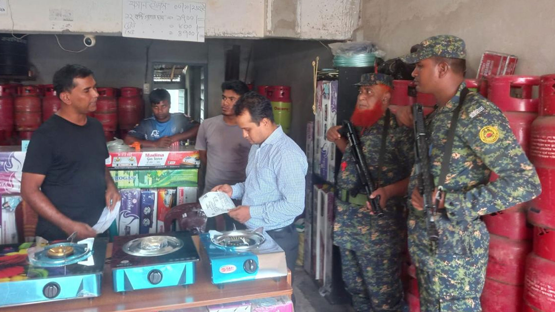 সরকারি দামে গ্যাস সিলিন্ডার বিক্রি নিশ্চিতে অভিযান