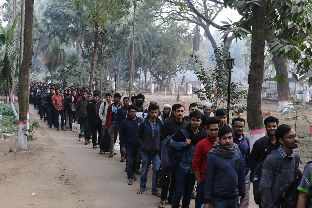 অ্যাকাডেমিক বই পড়তে নয়, চাকরির প্রস্তুতি নিতে গ্রন্থাগারে ভিড়