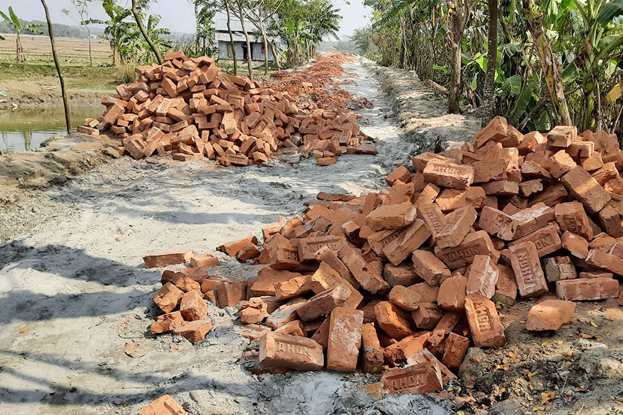 সড়ক নির্মাণে নিম্নমানের ইট