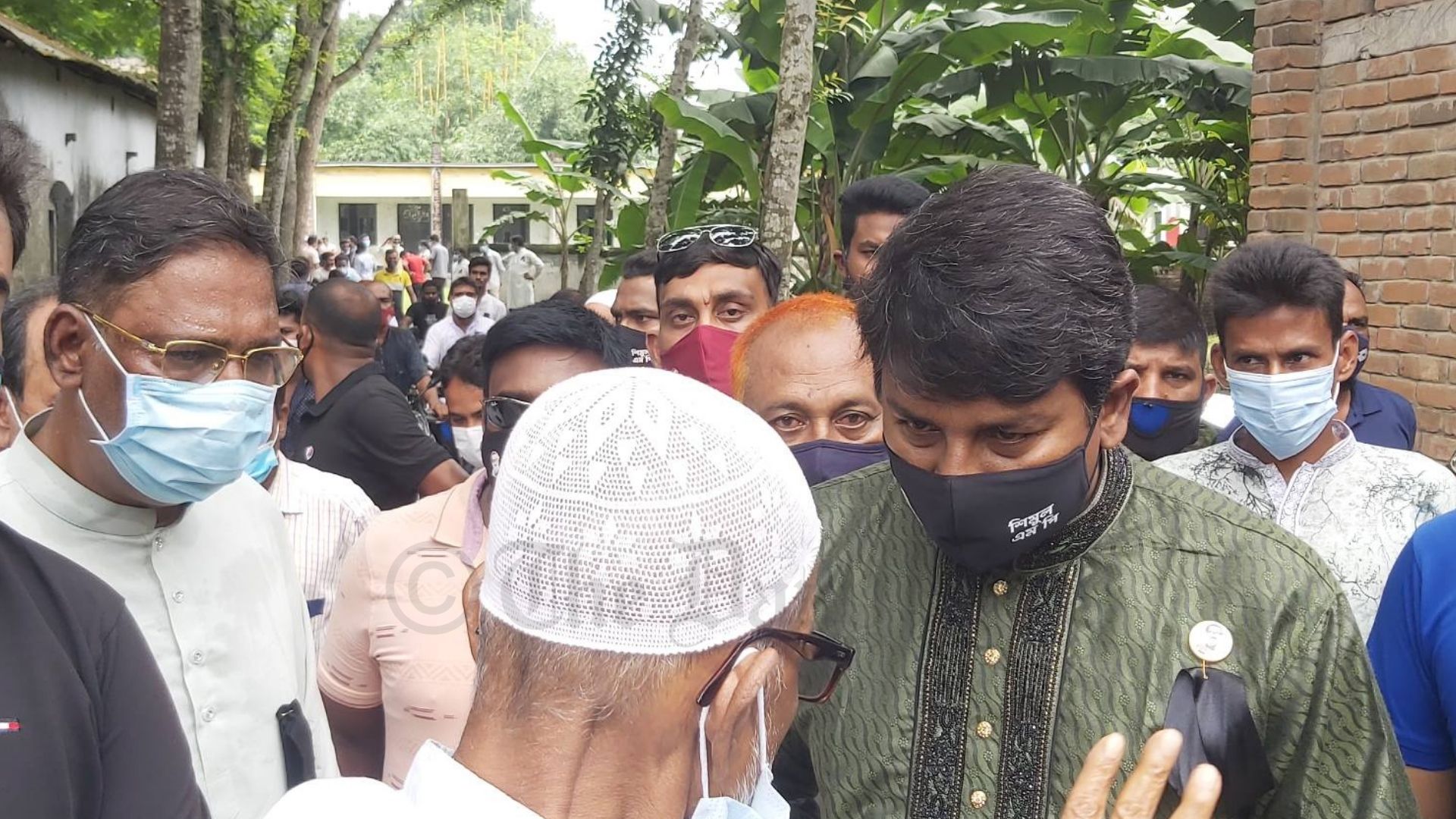 নাটোরে এমপি শিমুলের সঙ্গে প্রকাশ্যে ওয়ারেন্টের আসামি