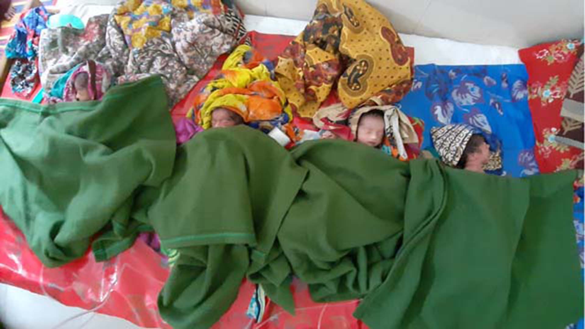 যশোরে একসঙ্গে ৪ সন্তান জন্ম দেওয়া মা-শিশুরা সুস্থ আছেন