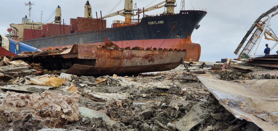 মালিকদের চাপে ‘লাল’ থেকে ‘কমলা’য় জাহাজ ভাঙা শিল্প, লাগবে না ইআইএ