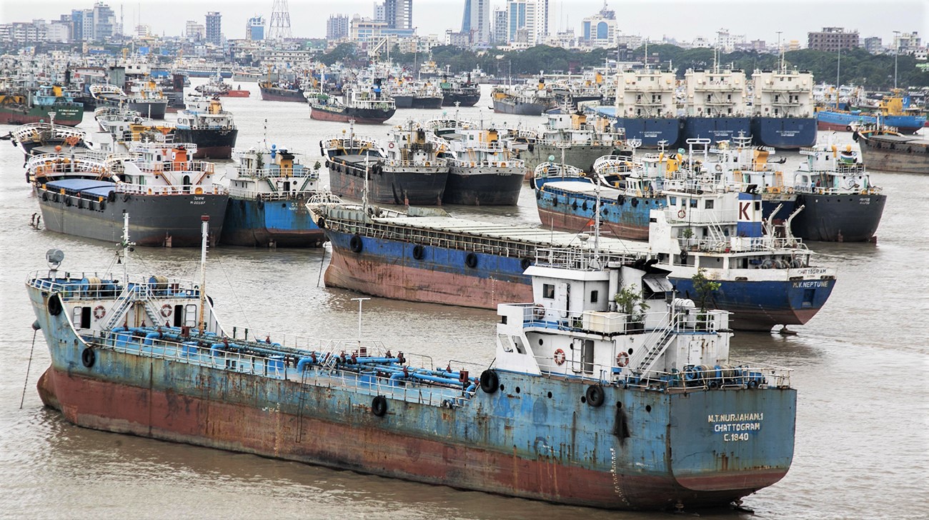 চট্টগ্রামে সমুদ্র-নদীর লাইটারেজ জাহাজ সরানো হয়েছে উজানে