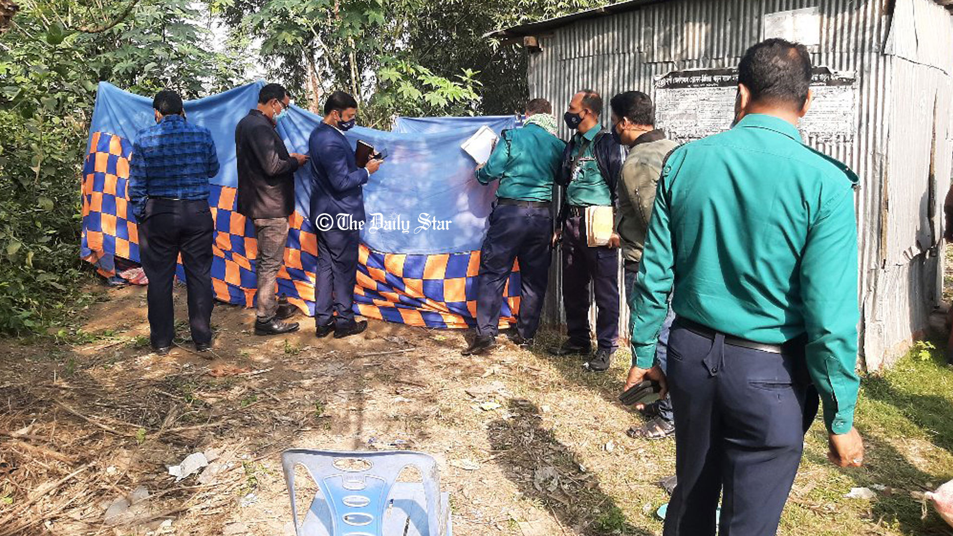 কবর থেকে তোলা হলো কুয়েট শিক্ষক ড. সেলিমের মরদেহ