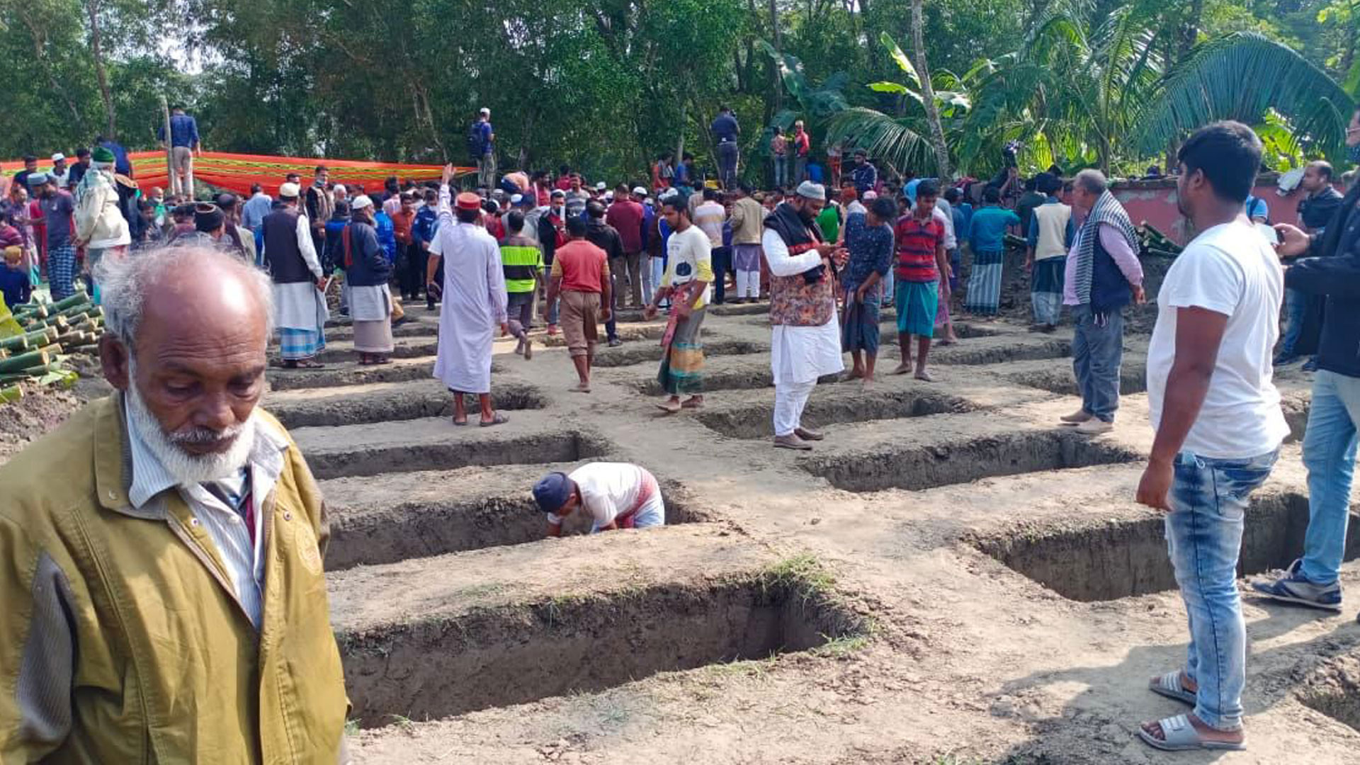 লঞ্চে আগুন: বরগুনায় ৩০ জনের জানাজা সম্পন্ন, গণকবরে দাফনের প্রস্তুতি