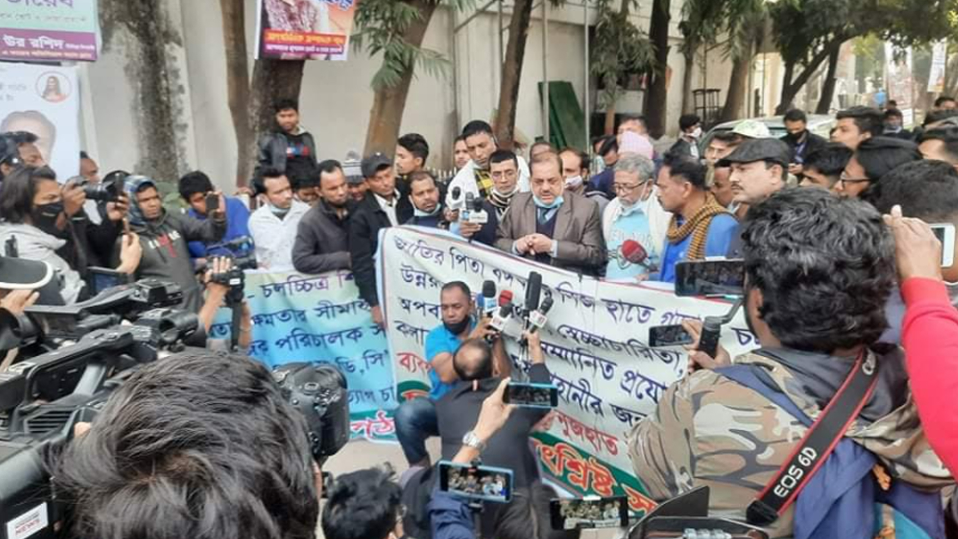 এফডিসির গেটে অবস্থান নিয়েছে চলচ্চিত্রের ১৭ সংগঠন