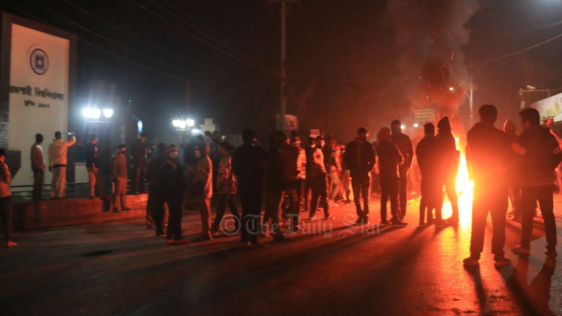 ট্রাক চাপায় রাবি শিক্ষার্থী নিহত, প্রতিবাদে ঢাকা-রাজশাহী মহাসড়ক অবরোধ