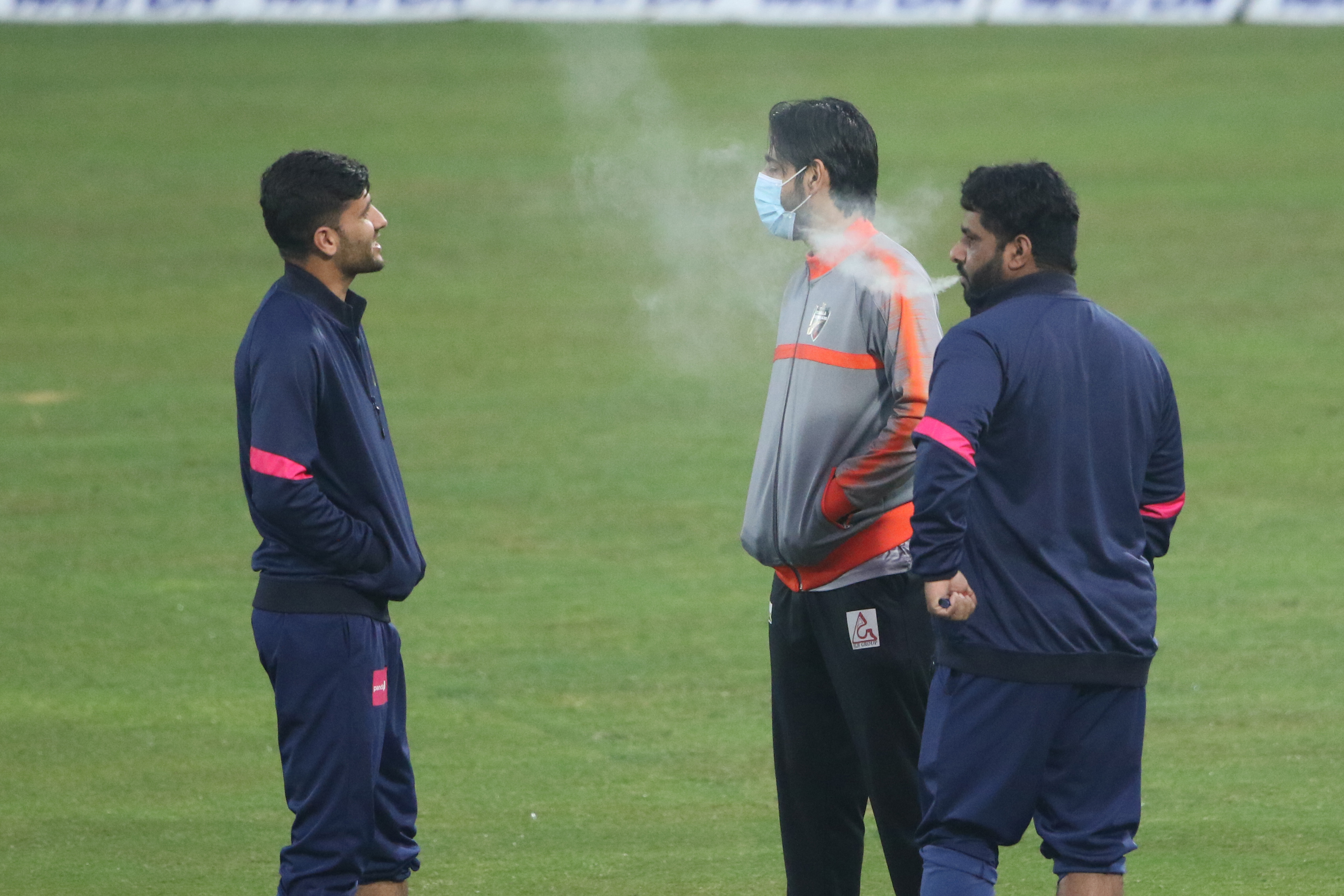 মাঠেই ধূমপান করলেন শাহজাদ!