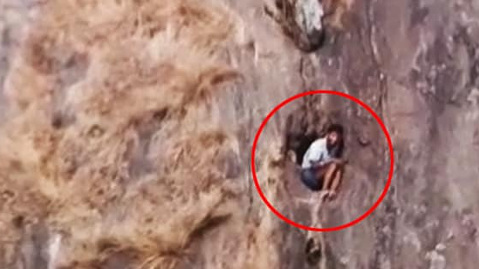 পাহাড়ের ফাটলে আটক, উদ্ধার অভিযানে সেনা ও বিমানবাহিনী