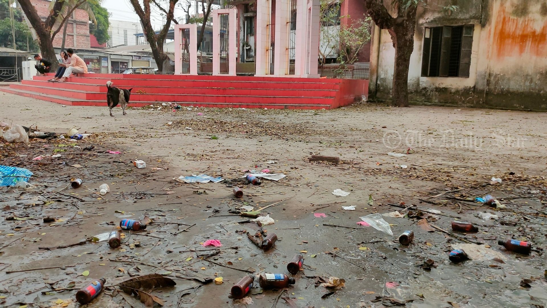 সন্ধ্যা হলেই মুন্সিগঞ্জ শহীদ মিনারে বসে মাদকসেবীদের আড্ডা